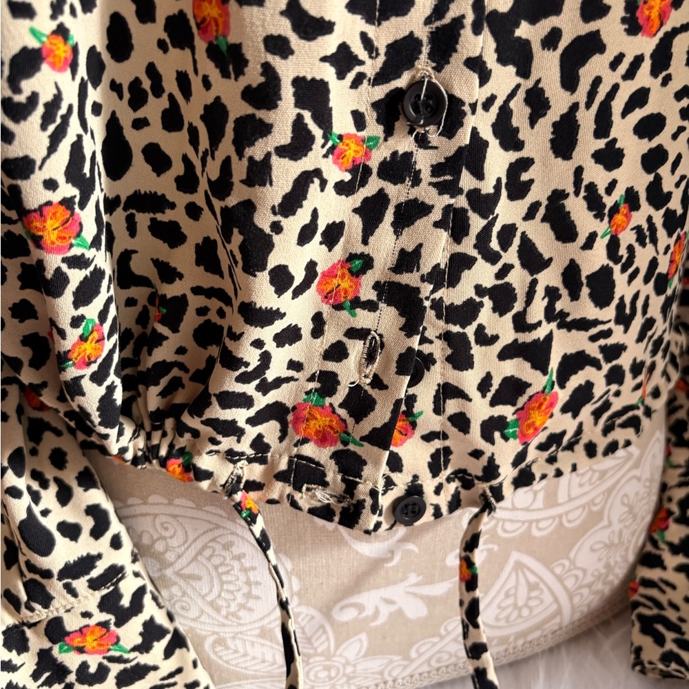 Chic Leopard Print Button Down Shirt - Picture 4 of 5
